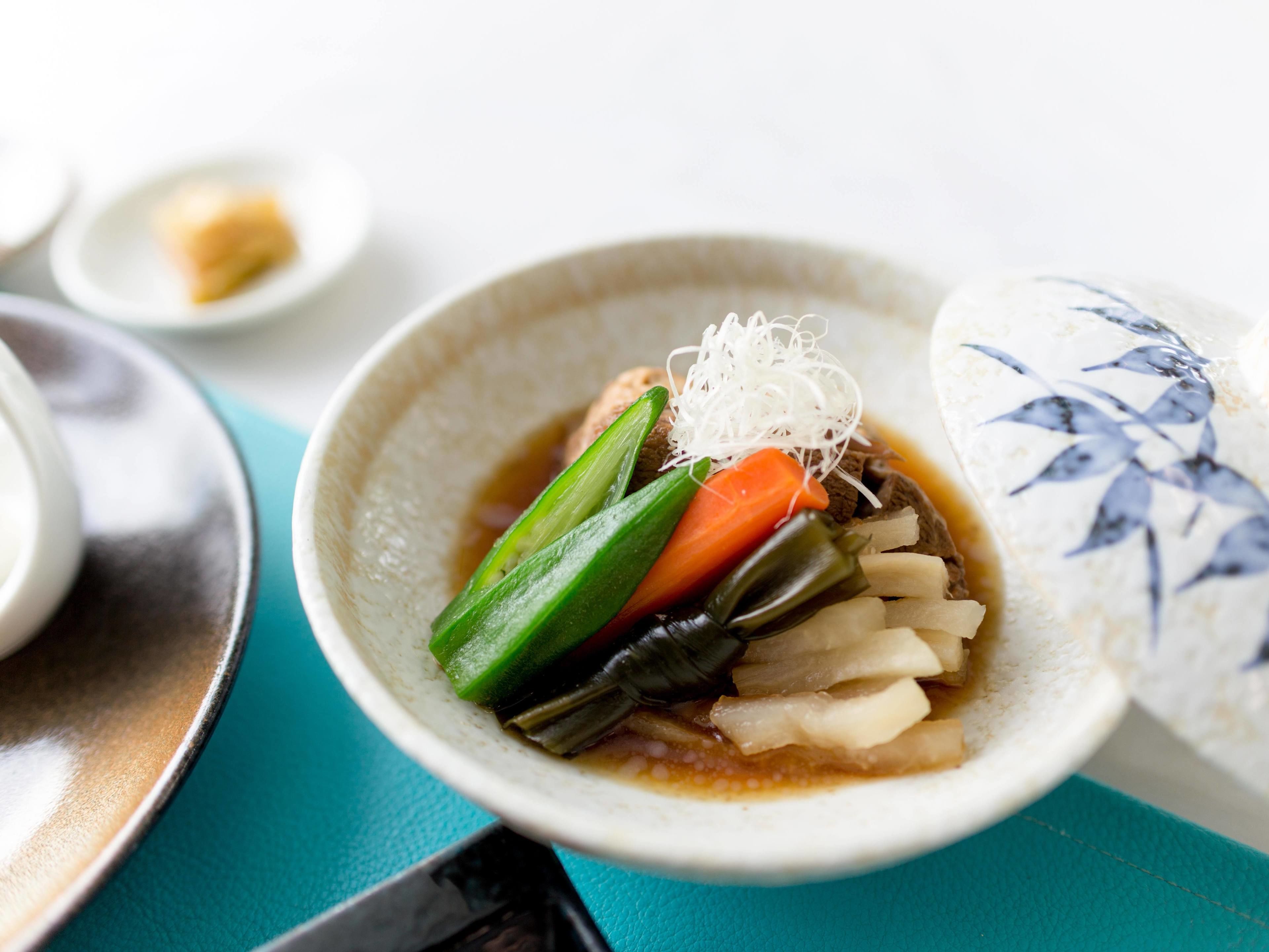 Eine Schüssel japanisches Essen mit Gemüse und Reis.