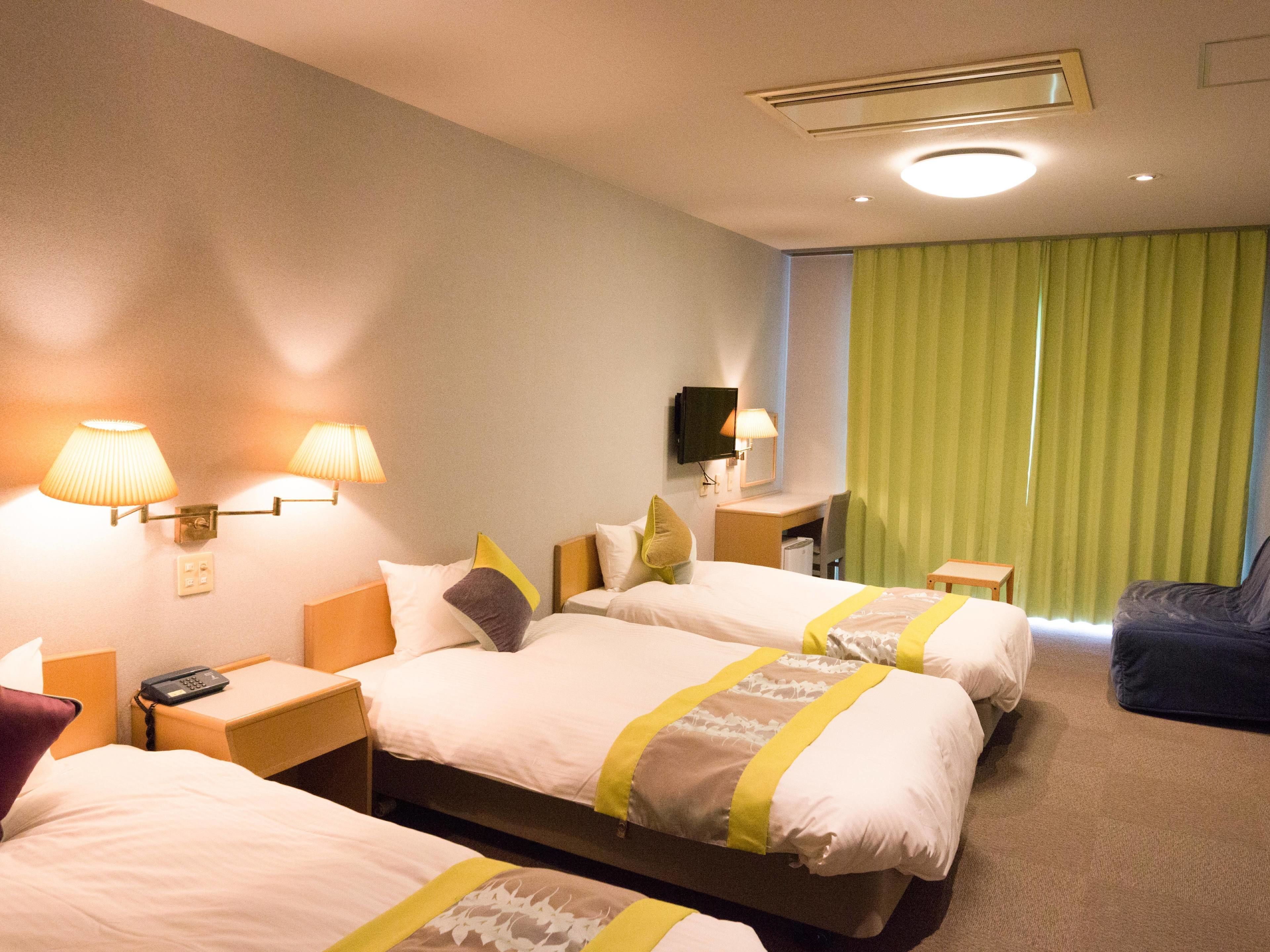 Meja kerja, tirai kedap cahaya, Wi-Fi gratis, dan seprai linen