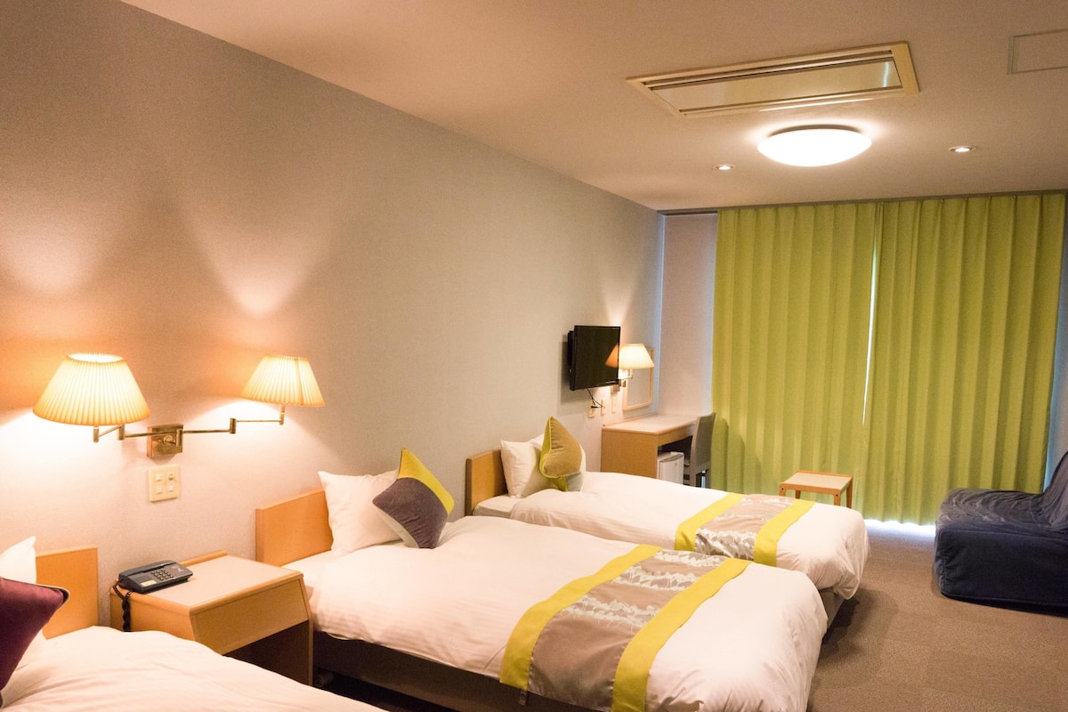 Desk, blackout drapes, free WiFi, bed sheets