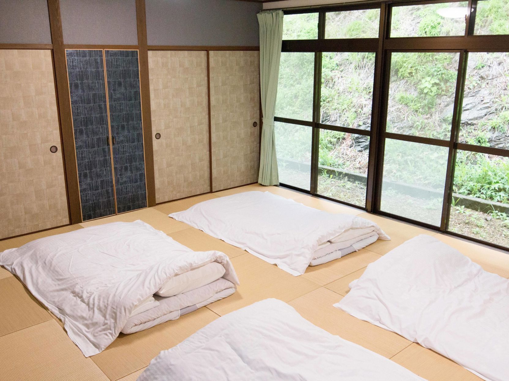 Meja kerja, tirai kedap cahaya, Wi-Fi gratis, dan seprai linen