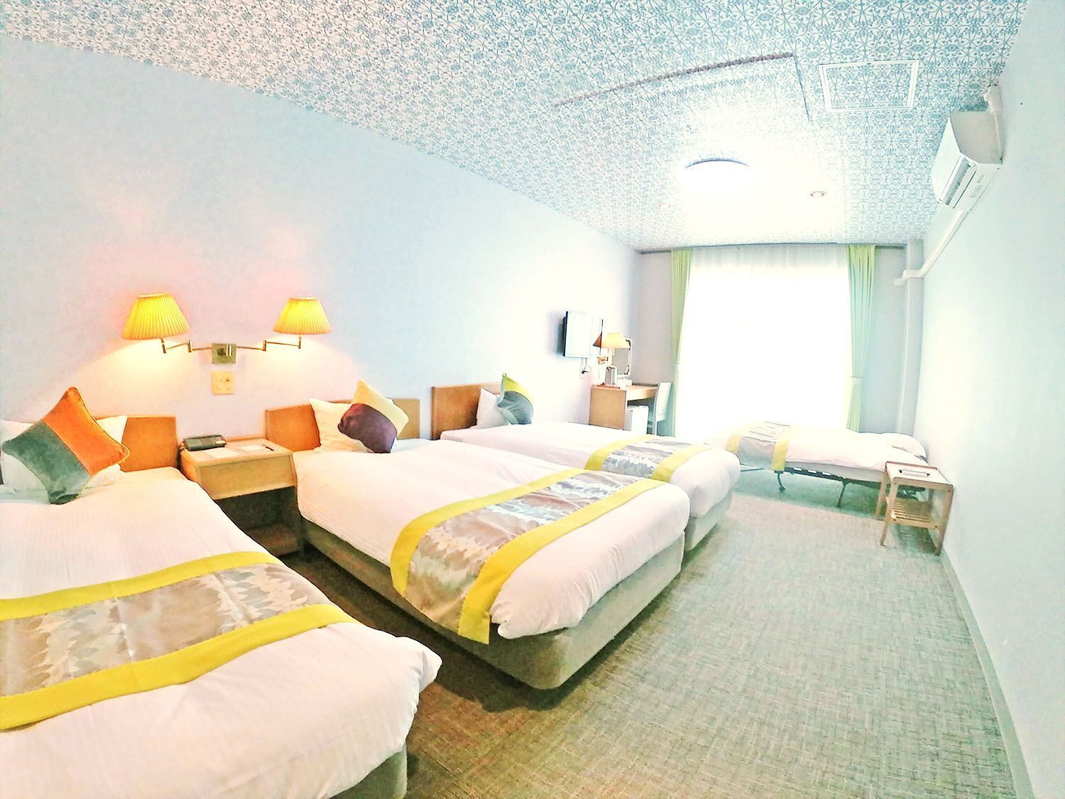 Meja kerja, tirai kedap cahaya, Wi-Fi gratis, dan seprai linen