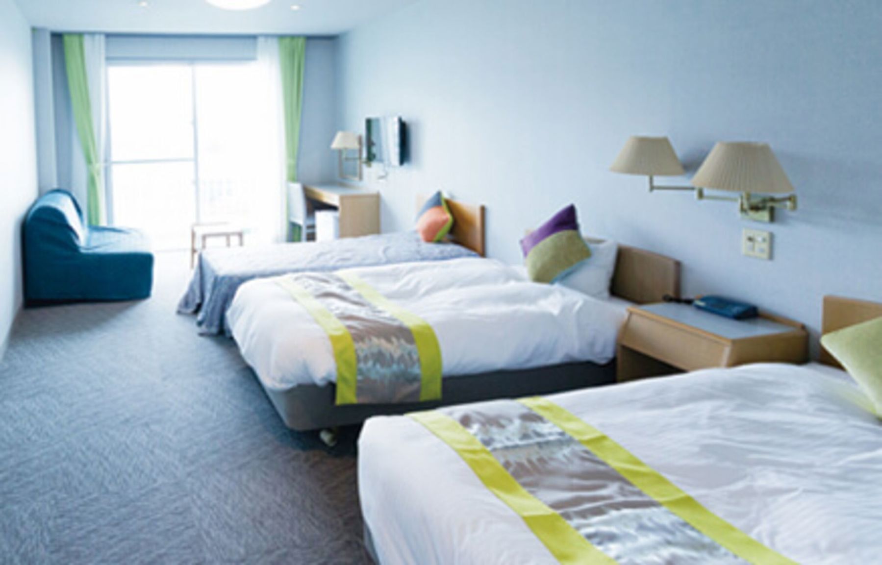 Meja kerja, tirai kedap cahaya, Wi-Fi gratis, dan seprai linen