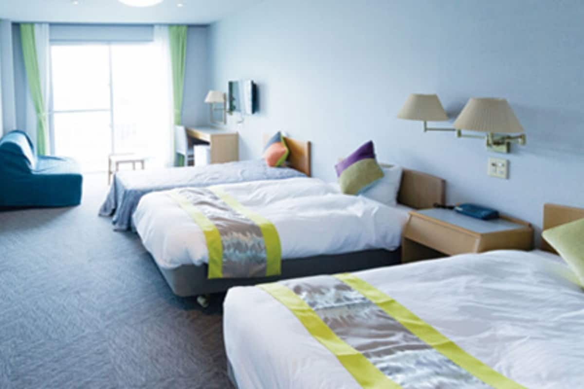 Desk, blackout drapes, free WiFi, bed sheets