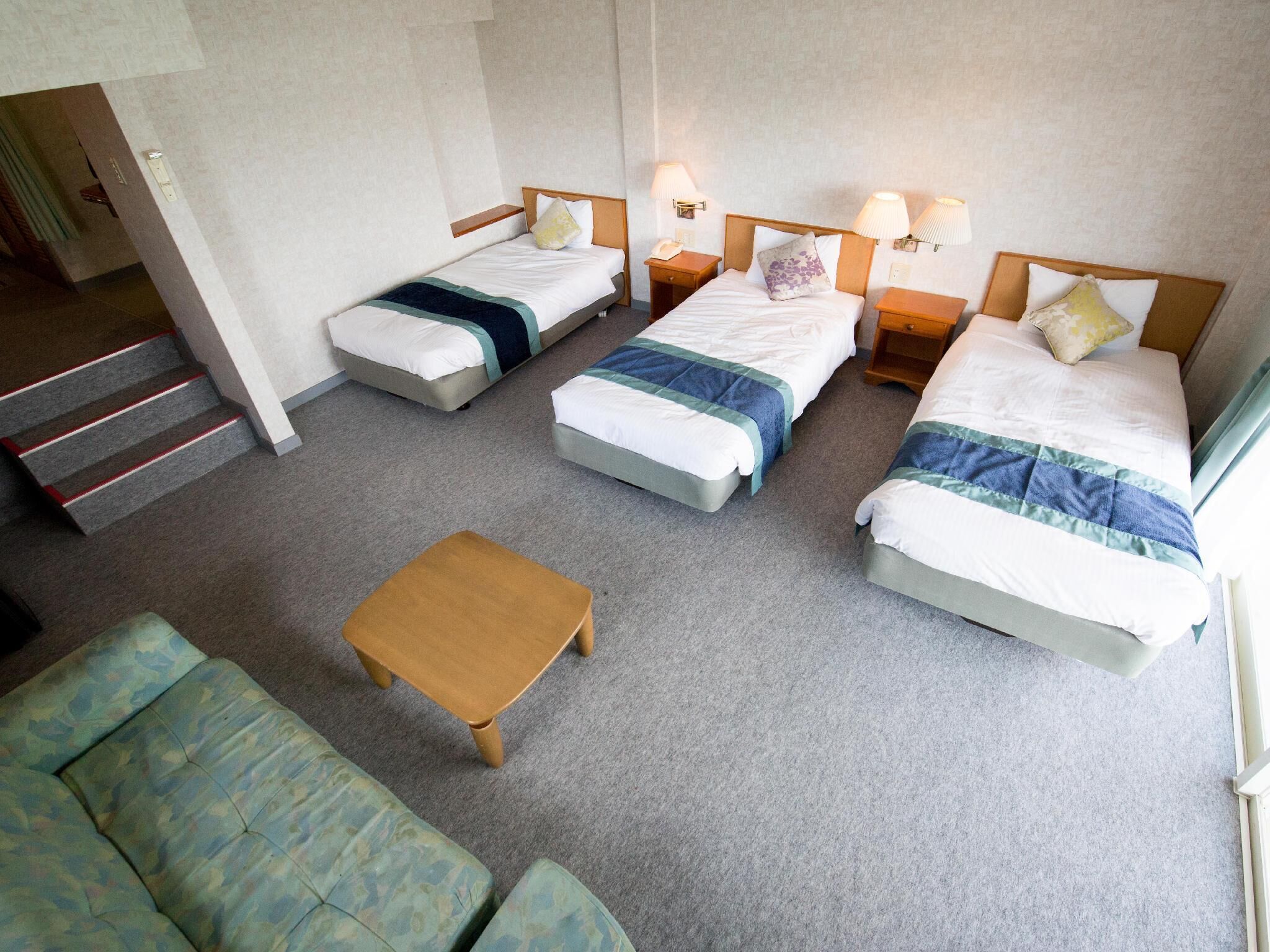 Meja kerja, tirai kedap cahaya, Wi-Fi gratis, dan seprai linen