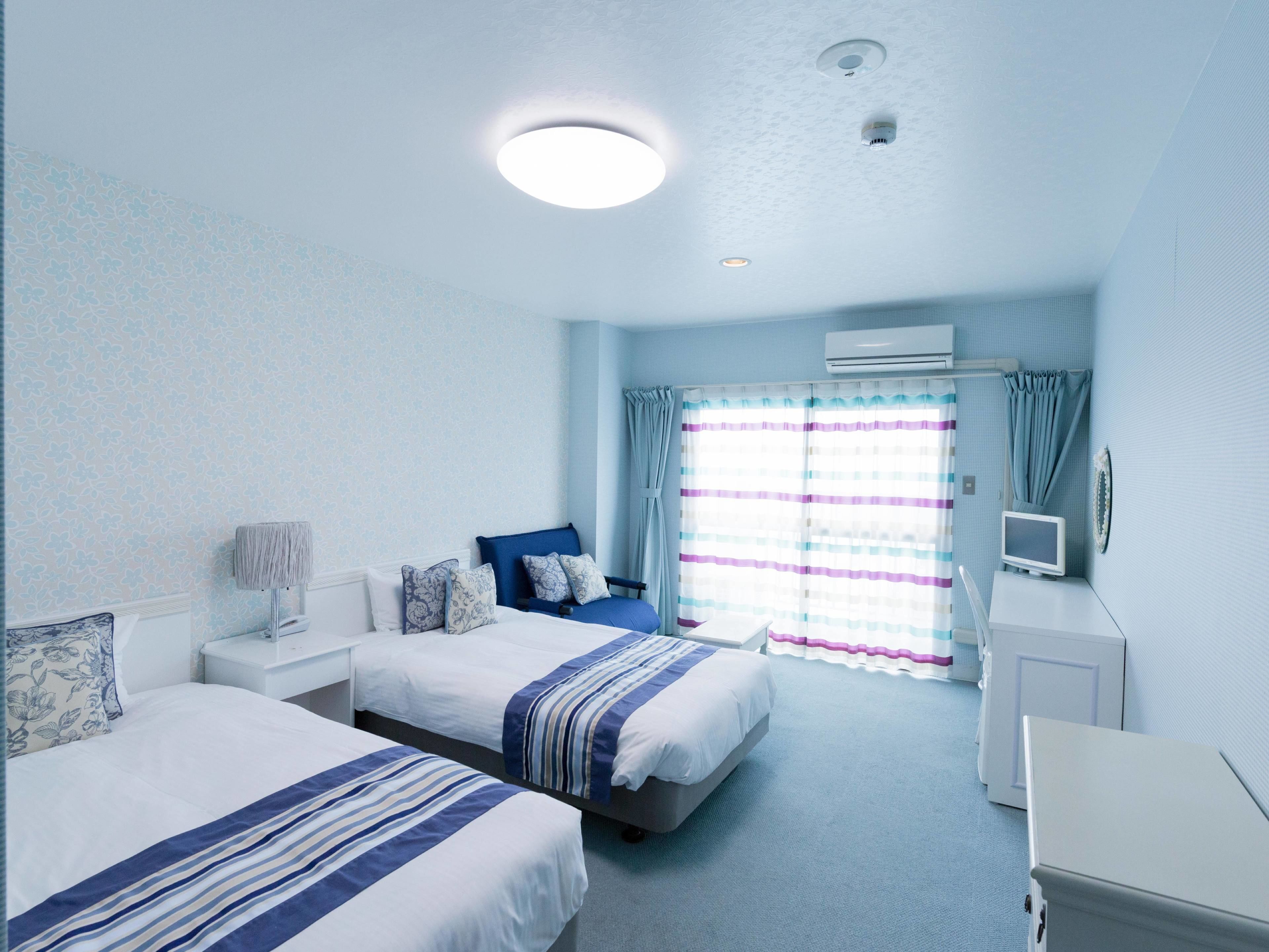 Meja kerja, tirai kedap cahaya, Wi-Fi gratis, dan seprai linen