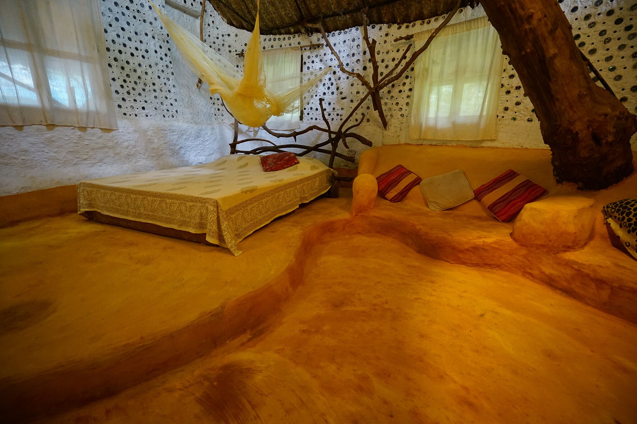 Rumah Tradisional (Mud House) | Didekorasi berbeda-beda dan dilengkapi dengan perabotan berbeda-beda