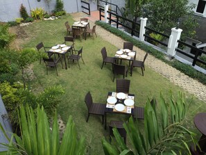 Petit-déjeuner, déjeuner et dîner servis sur place, vue sur le jardin