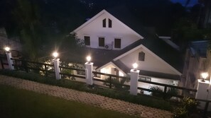 Façade de l’hébergement - soirée/nuit