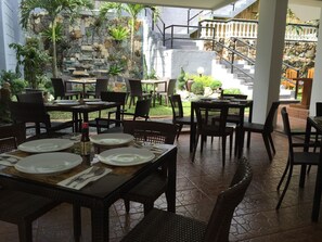 Petit-déjeuner, déjeuner et dîner servis sur place, vue sur le jardin