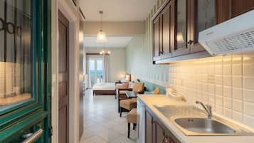 Estudio, vista al mar | Cocineta privada | Refrigerador, microondas, parrilla de estufa y cafetera y tetera