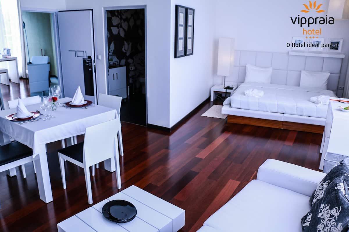 junior suite | minibar, in-room safe, desk, soundproofing