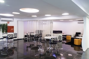 2 bars/lounges