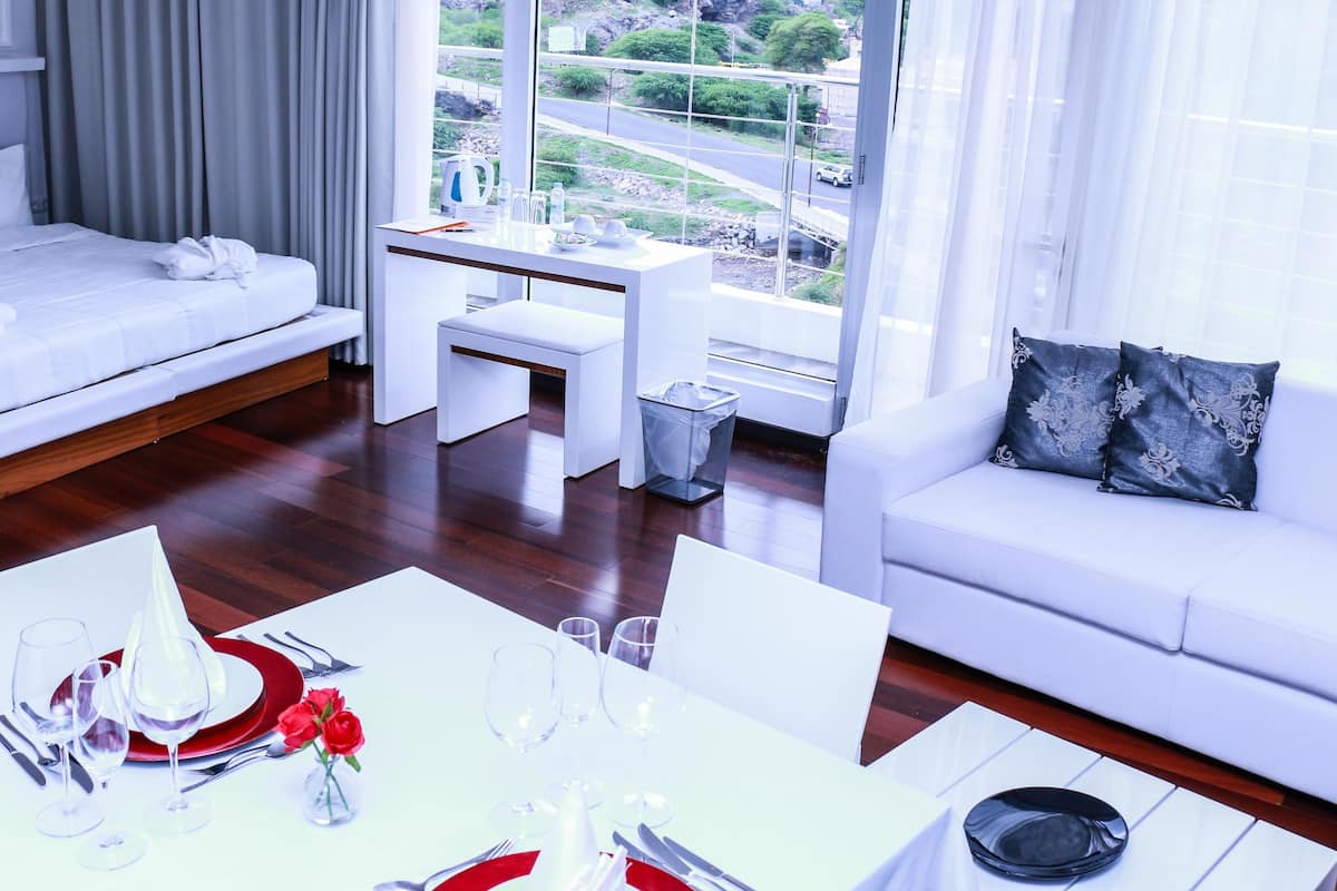 junior suite | minibar, in-room safe, desk, soundproofing