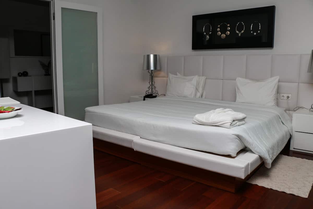 junior suite | minibar, in-room safe, desk, soundproofing