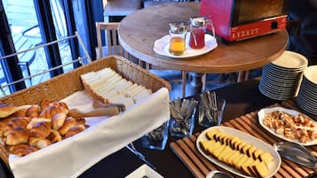 Bữa sáng buffet hàng ngày (2200 JPY/mỗi người)