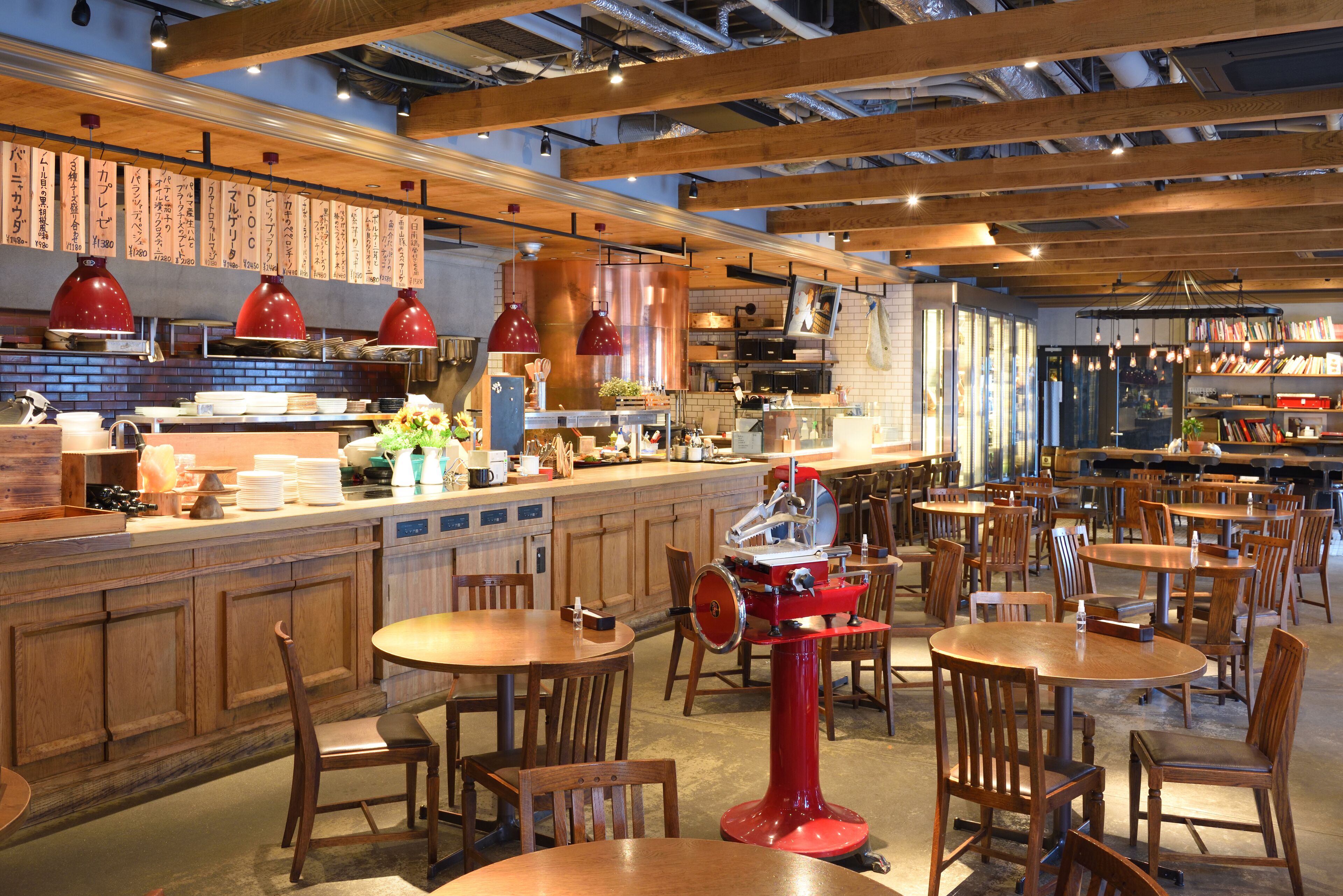 Se sirven desayunos, almuerzos y cenas; cocina italiana