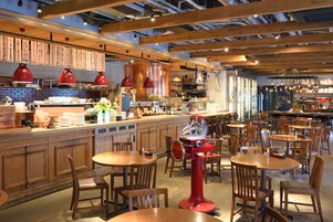 朝食、ランチ、ディナーに営業 (イタリア料理)