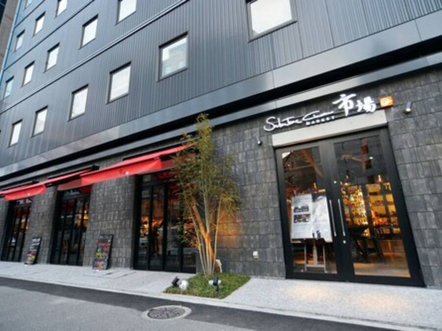 A modern building with a storefront featuring a sign in a foreign language.