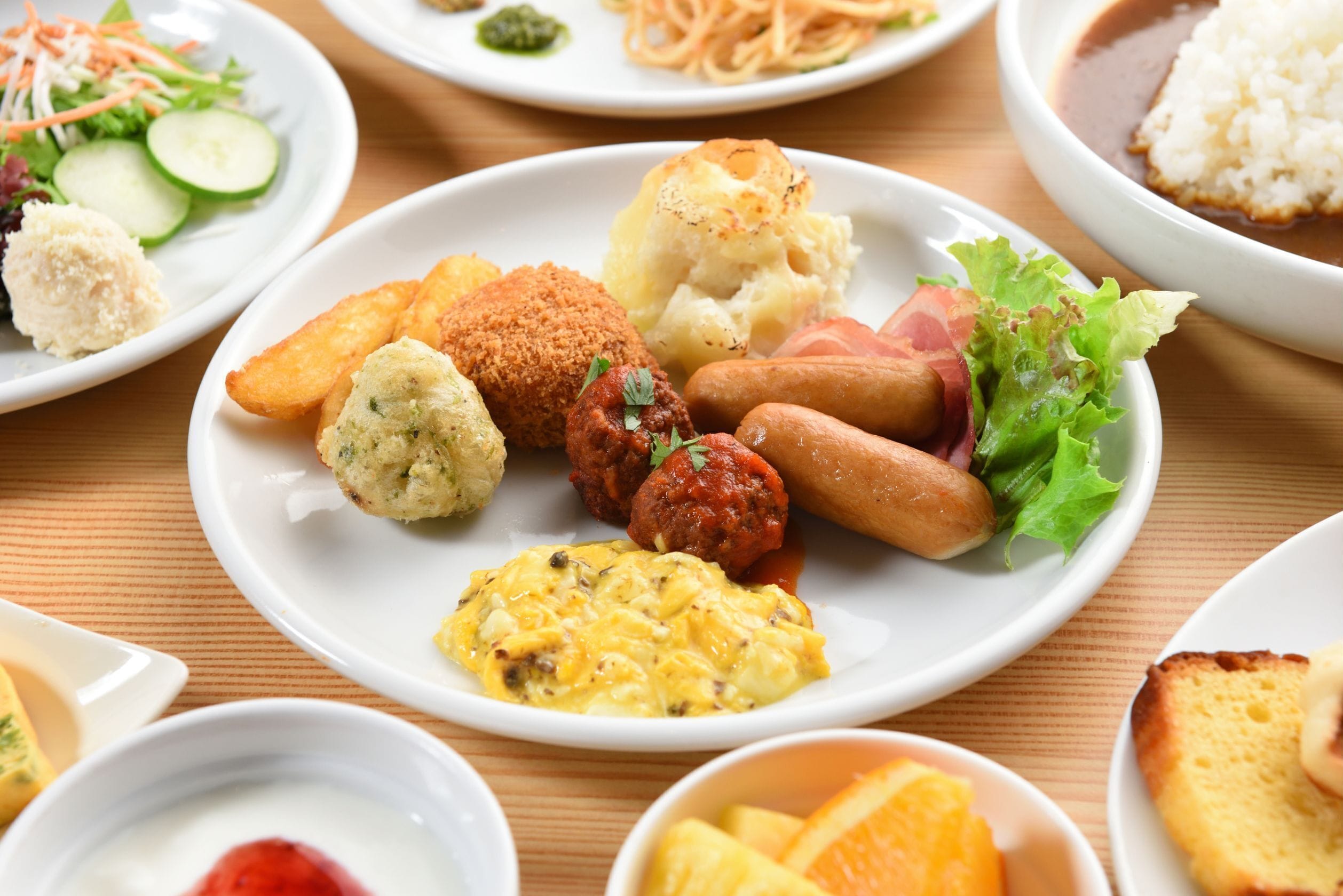 Petit déjeuner buffet (2200 JPY par personne)