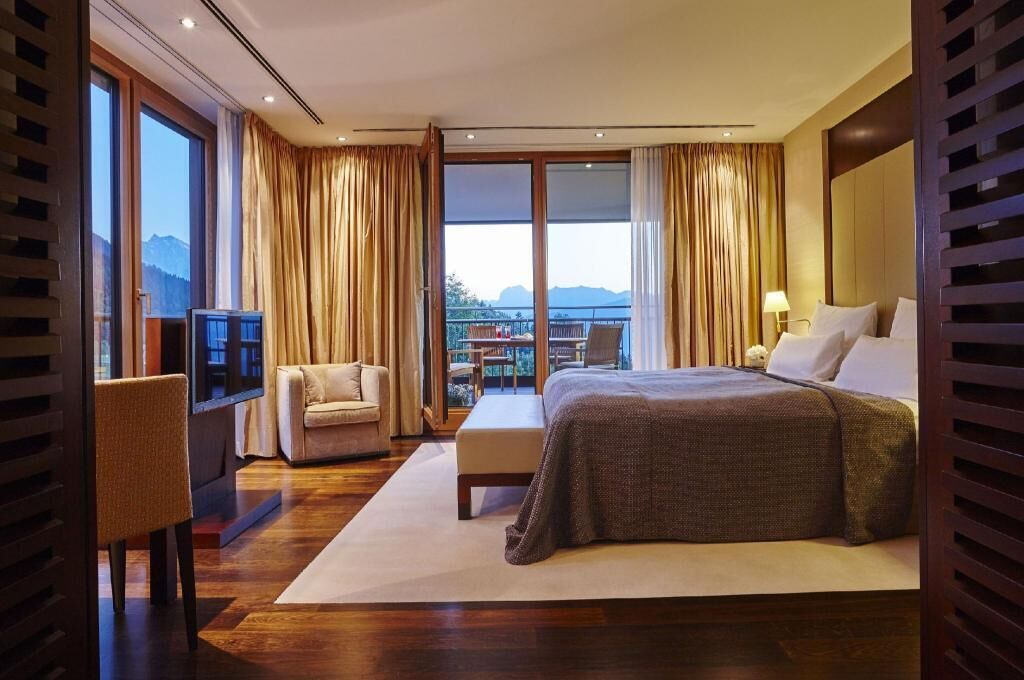 Ropa de cama de alta calidad, minibar, caja fuerte y escritorio