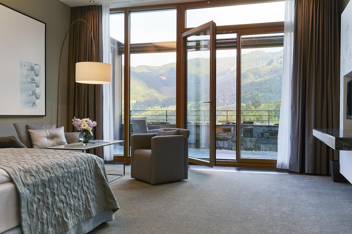 Kamer, terras | Luxe beddengoed, een minibar, een kluis op de kamer, een bureau