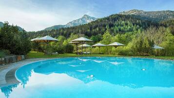 Innenpool, Außenpool, Sonnenschirme, Liegestühle