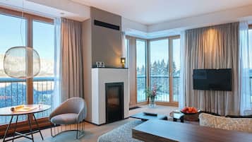 Panorama Suite | Living area | Flat-screen TV, pay movies