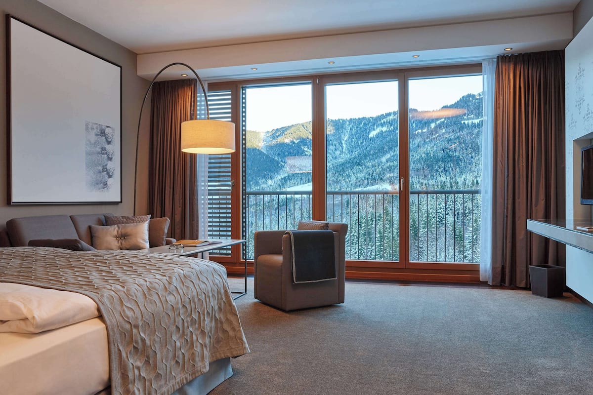 Chambre, vue montagne | Coin séjour