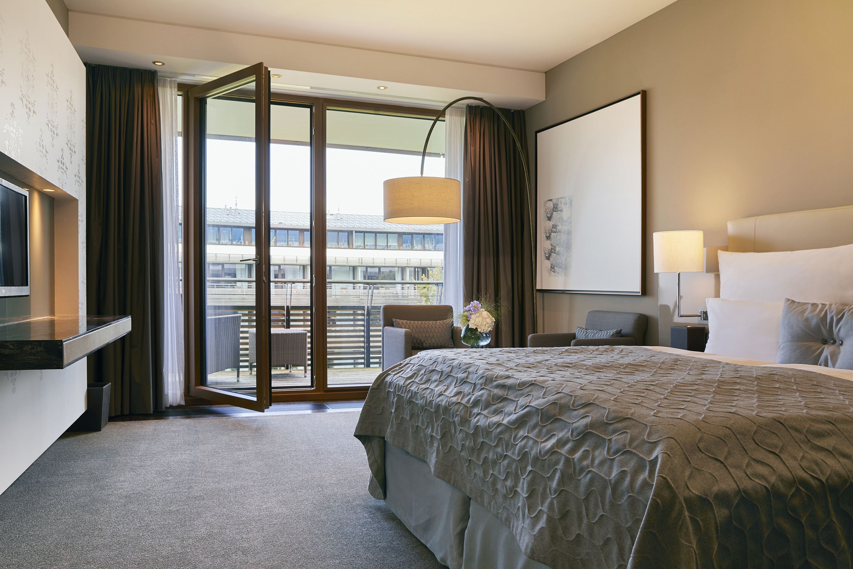 Ropa de cama de alta calidad, minibar, caja fuerte y escritorio