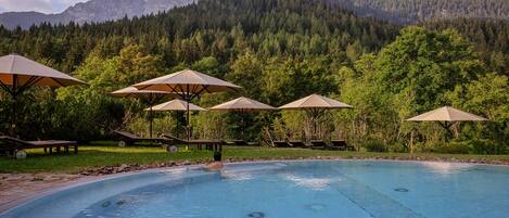 Inomhuspool, utomhuspool, parasoller och solstolar