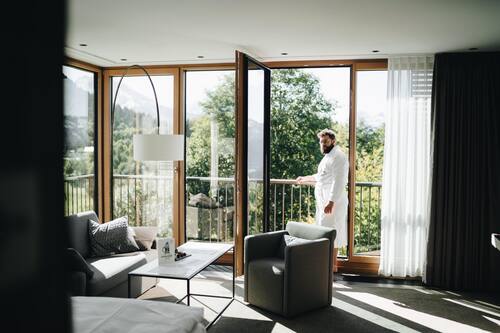 Mountain View Room | Living area | Flat-screen TV, pay movies