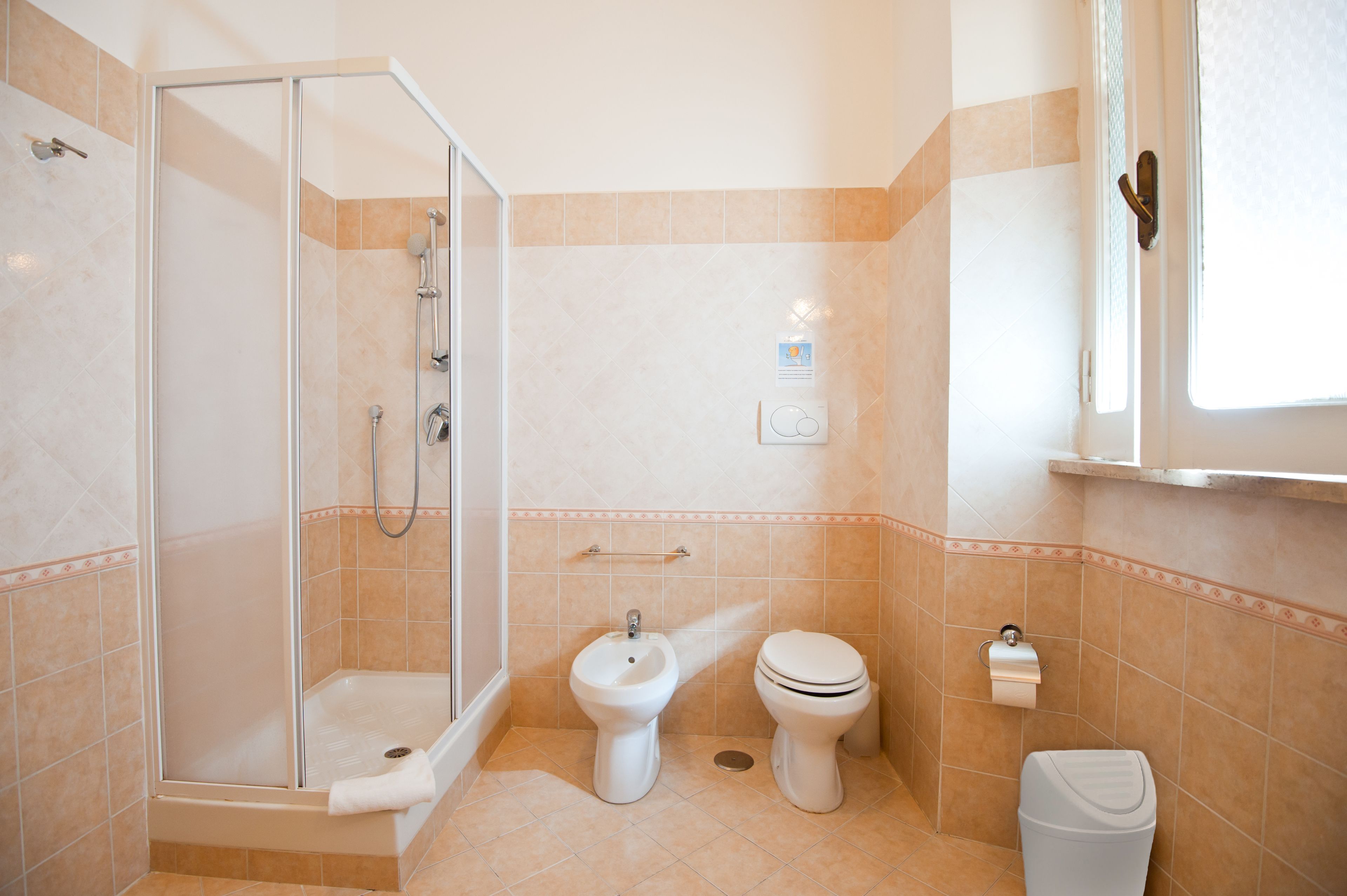 Chambre Double ou avec lits jumeaux | Salle de bain | Douche, articles de toilette gratuits, sèche-cheveux, bidet