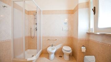 Chambre Double ou avec lits jumeaux | Salle de bain | Douche, articles de toilette gratuits, sĂšche-cheveux, bidet