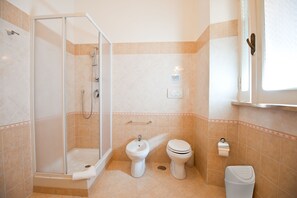 Double or Twin Room | Bathroom | Shower, free toiletries, hair dryer, bidet - Rome Services Porta Castello (Rome)