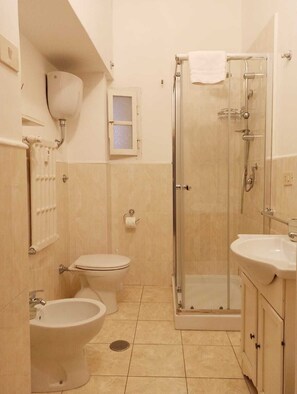 Apartment, 2 Bedrooms | Bathroom | Shower, free toiletries, hair dryer, towels - Domina Popolo B&B (Rome)