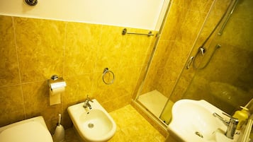 Habitación cuádruple | Baño | Ducha, artículos de higiene personal gratuitos y secador de pelo