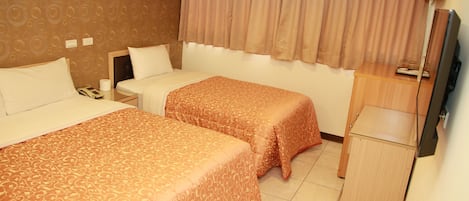 Habitació triple | Cortines opaques, llits addicionals, wifi gratuïta i roba de llit