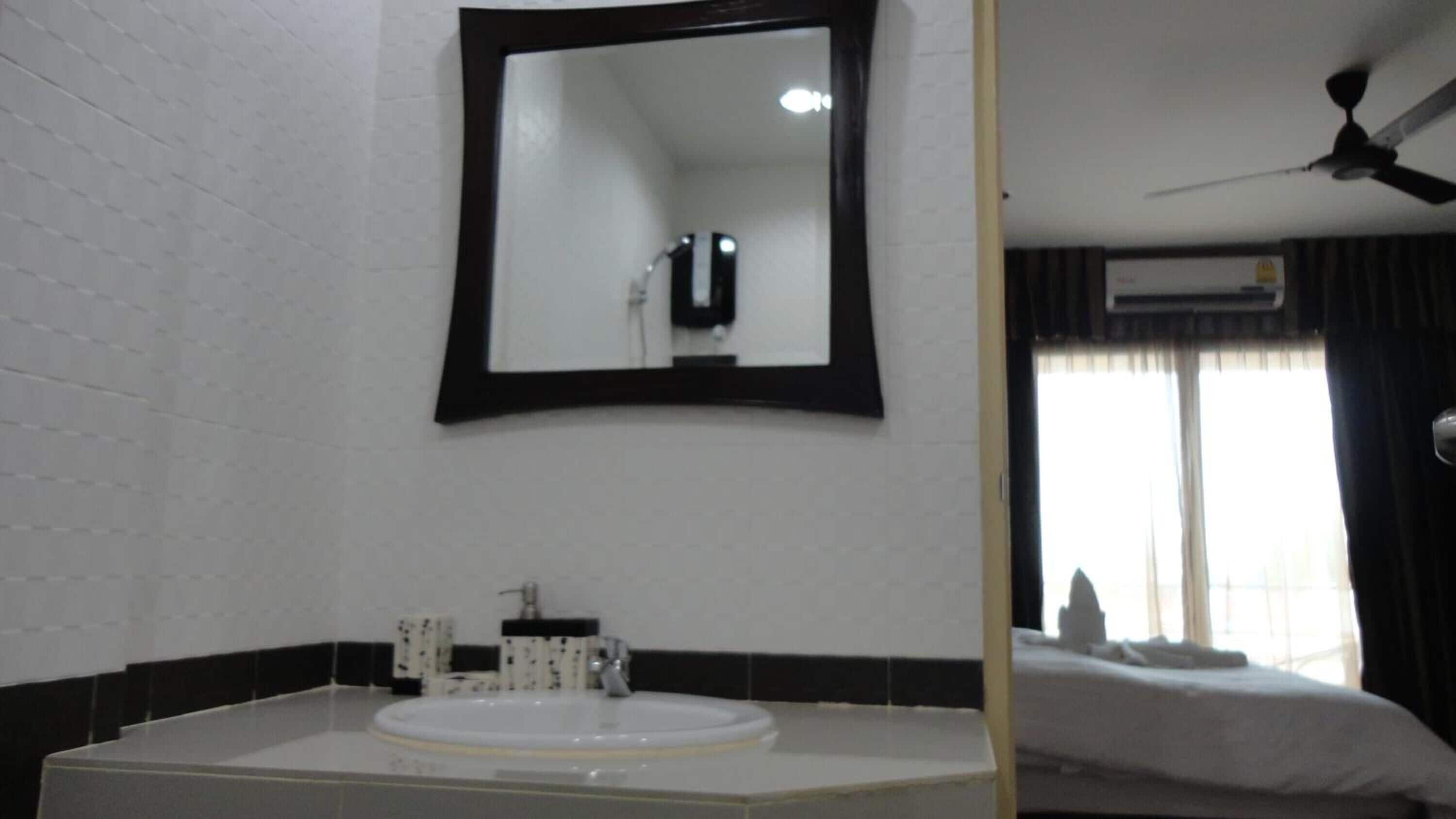 Ducha, artículos de tocador gratuitos, secador de pelo, toallas