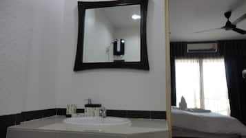 淋浴设施、免费洗浴用品、吹风机、毛巾