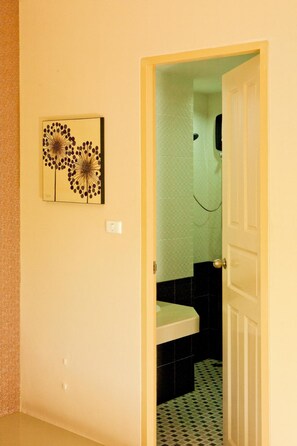 Shower, free toiletries, hair dryer, towels - Mellow Space Boutique Rooms (Karon)
