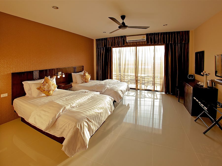 Ropa de cama de alta calidad y caja de seguridad en la habitación