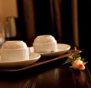 Geladeira, cafeteira/chaleira, chaleira elétrica