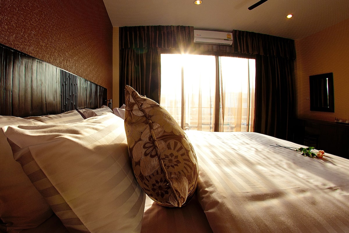 Premium bedding, in-room safe, individually decorated, desk