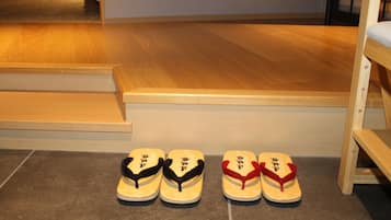 Un par de escalones de madera que conducen a una habitación con suelo de baldosas.
