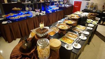 Dagelijks ontbijtbuffet (IDR 75000 per persoon)