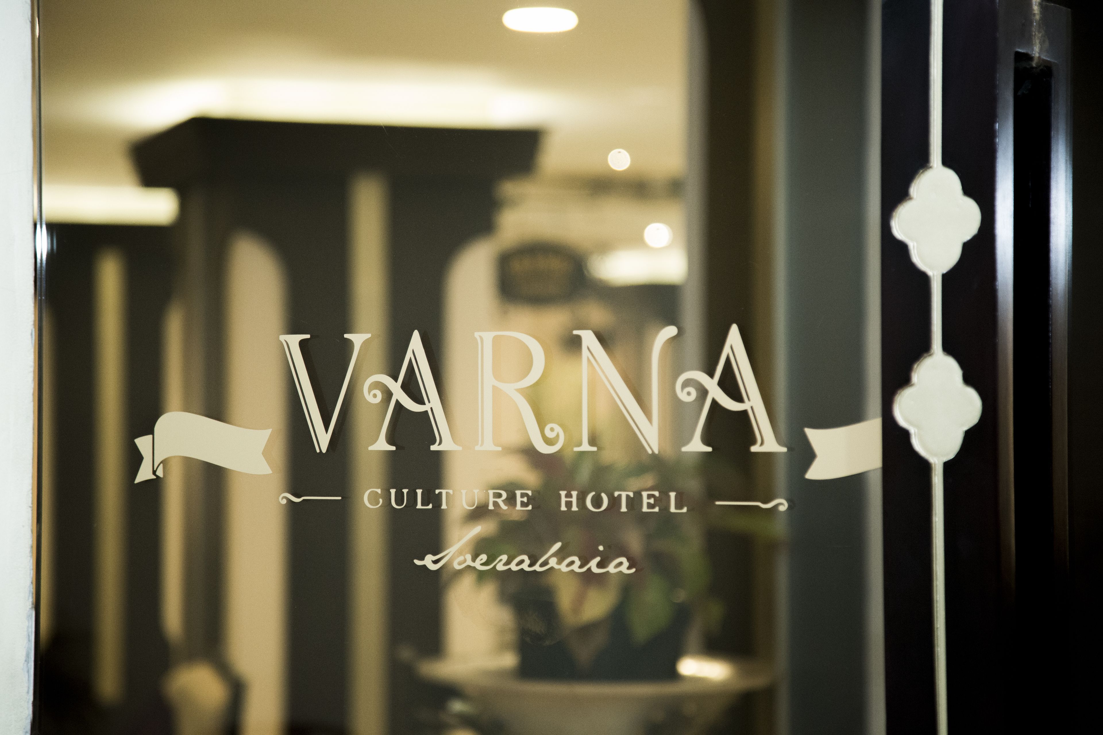 Μια πινακίδα με την επ ιγραφή «VARNA CULTURE HOTEL» και την διεύθυνση «Iserabaia».