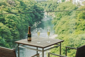 Suíte (Club Floor, with view from bath) | Vista da sacada