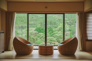 スタンダード ルーム ベッド (複数台) 禁煙 | 羽毛の掛け布団、セーフティボックス (室内)、遮光カーテン、WiFi (無料)