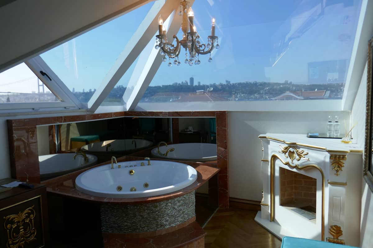 LUX KING - Honeymoon Room