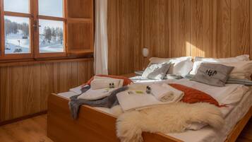 Schreibtisch, kostenlose Babybetten, kostenloses WLAN, Bettwäsche